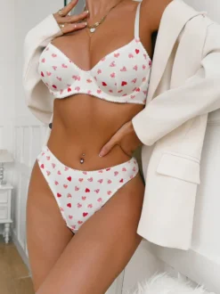Ensembles 2 pièces de lingerie de mariée à motif cœurs : soutien-gorge et culotte blancs.