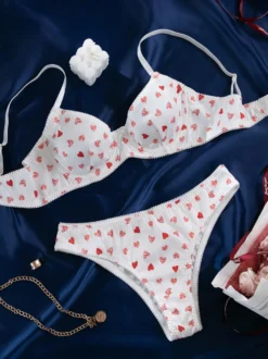 Ensembles 2 pièces de lingerie de mariée à motif cœurs : soutien-gorge et culotte blancs.