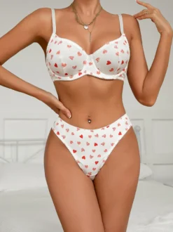Ensembles 2 pièces de lingerie de mariée à motif cœurs : soutien-gorge et culotte blancs.