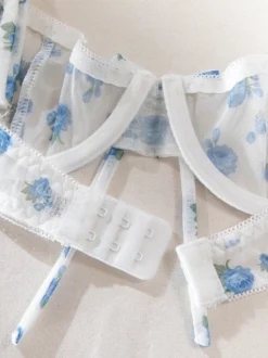 Ensembles 2 pièces de lingerie de mariée : soutien-gorge blanc sans bonnets à imprimé floral et culotte assortie.