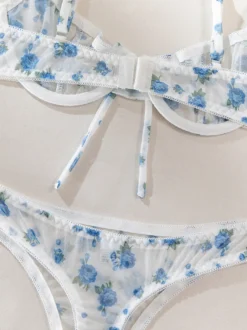 Ensembles 2 pièces de lingerie de mariée : soutien-gorge blanc sans bonnets à imprimé floral et culotte assortie.