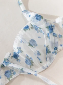 Ensembles 2 pièces de lingerie de mariée : soutien-gorge blanc sans bonnets à imprimé floral et culotte assortie.