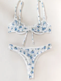Ensembles 2 pièces de lingerie de mariée : soutien-gorge blanc sans bonnets à imprimé floral et culotte assortie.