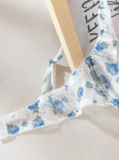 Ensembles 2 pièces de lingerie de mariée : soutien-gorge blanc sans bonnets à imprimé floral et culotte assortie.
