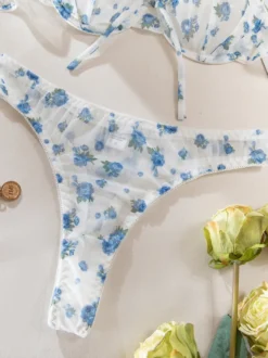 Ensembles 2 pièces de lingerie de mariée : soutien-gorge blanc sans bonnets à imprimé floral et culotte assortie.