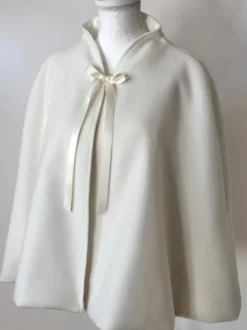 Enveloppes de mariage ivoire manches longues col haut hauts courts en peluche couverture de mariée