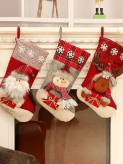 Envoyé dans des chaussettes de Noël de couleur aléatoire des accessoires de Noël en fibre de polyester