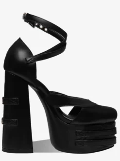 Escarpins noirs à plateforme bout rond détails métalliques brides croisées style gothique