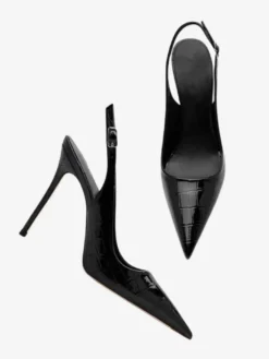 Escarpins noirs à talons hauts et bout pointu ornés de pierres bride arrière.