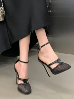Escarpins noirs à talons hauts bout rond et bride cheville en résille