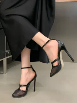 Escarpins noirs à talons hauts bout rond et bride cheville en résille