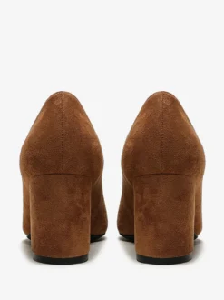 Escarpins à talons blocs en daim marron à bout pointu et talons à enfiler