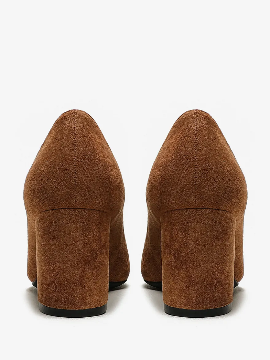 Escarpins à talons blocs en daim marron à bout pointu et talons à enfiler
