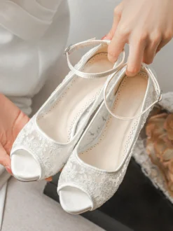 Escarpins à talons hauts ornés de dentelle bout ouvert et bride cheville pour mariage