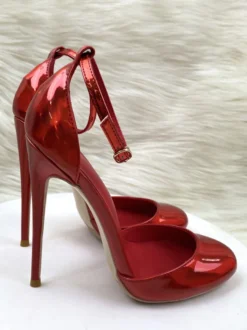 Escarpins à talons hauts rouges bout rond métallisés talon aiguille bride à la cheville