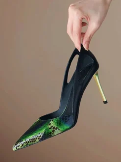 Escarpins verts à talons hauts bout pointu découpes à enfiler