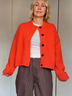 Gilet cardigan femme à col rond en grosse maille épaules tombantes boutons sur le devant coupe ample et courte