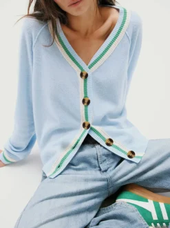 Gilet en maille courte à col V finitions contrastées manches raglan et boutons