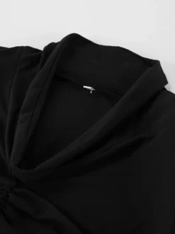 Haut court à nouer sur le devant et décolleté en V profond froncé blouse cintrée à manches longues et coupe évasée.
