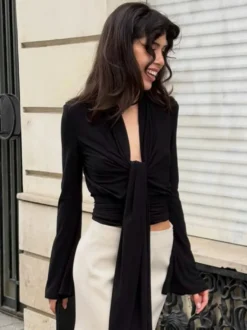 Haut court à nouer sur le devant et décolleté en V profond froncé blouse cintrée à manches longues et coupe évasée.