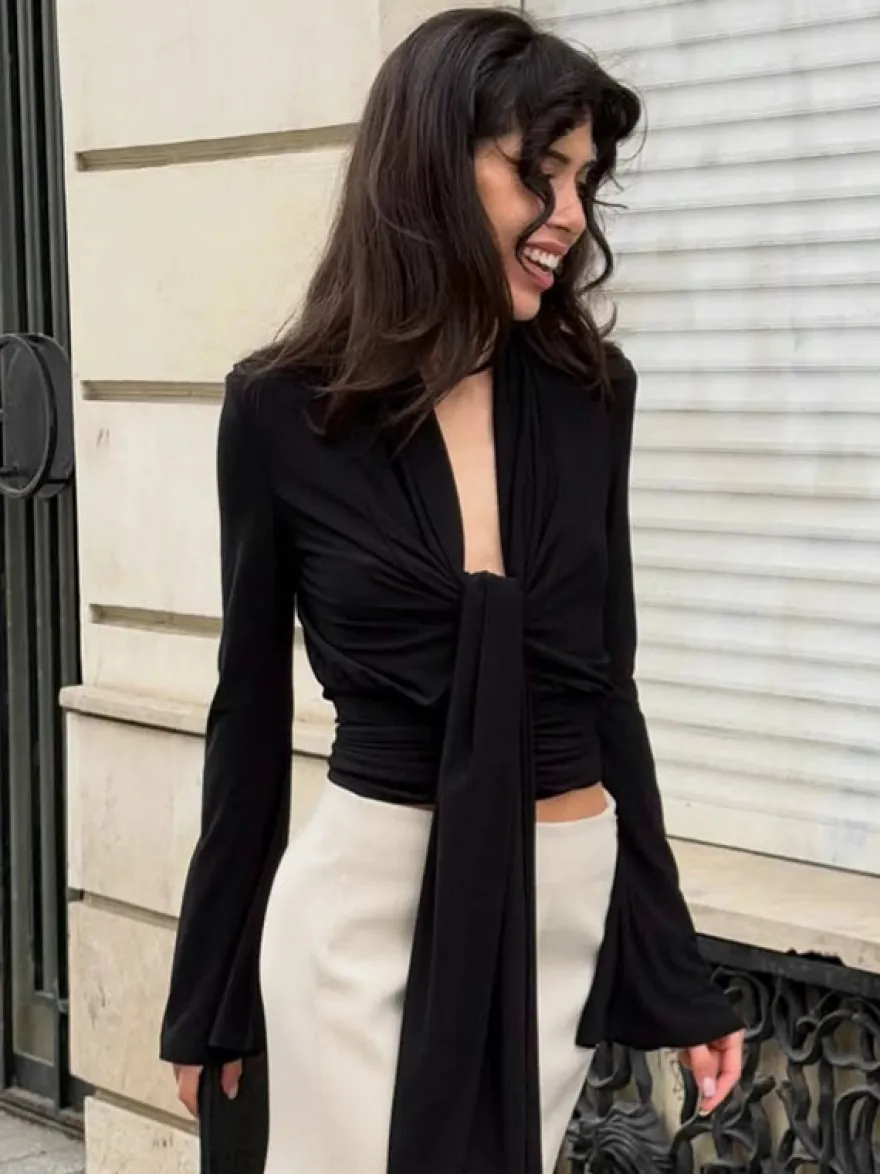 Haut court à nouer sur le devant et décolleté en V profond froncé blouse cintrée à manches longues et coupe évasée.