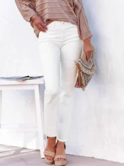 Jeans femme coupe droite style décontracté en denim.