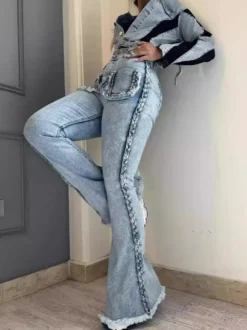 Jean évasé à poches plaquées et détails tressés pour femme - Bleu clair rétro bohème taille haute - Collection printemps 2026