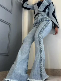 Jean évasé à poches plaquées et détails tressés pour femme - Bleu clair rétro bohème taille haute - Collection printemps 2026