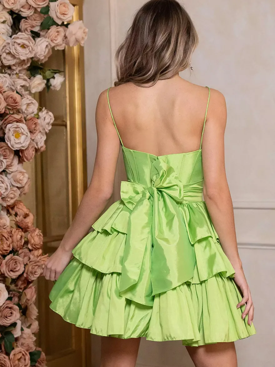 Jolie avec robe de soirée courte courte bijou cou nœuds taffetas