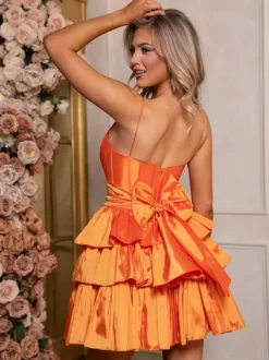 Jolie avec robe de soirée courte courte bijou cou nœuds taffetas