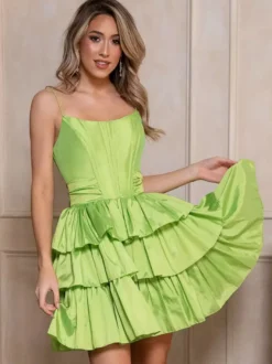 Jolie avec robe de soirée courte courte bijou cou nœuds taffetas