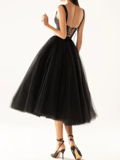 Jolie robe de bal mi-longue sans bretelles à volants