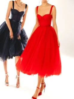 Jolie robe de bal mi-longue sans bretelles à volants