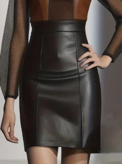 Jupe courte en similicuir noir taille naturelle chic et printanière pour femme