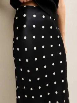 Jupe crayon élégante pour soirée formelle taille haute et coupe ajustée en satin à pois.