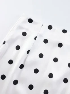 Jupe crayon élégante pour soirée formelle taille haute et coupe ajustée en satin à pois.