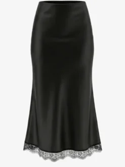 Jupe longue élégante de printemps en satin blanc écru taille naturelle pour femme.