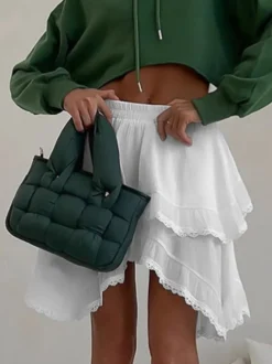 Jupe mini asymétrique à taille élastique et bordure en dentelle à volants