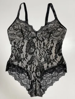 Lingerie blanche grande taille sans manches dos nu en dentelle sculptante