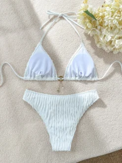 Maillot de bain bikini dos nu en tissu texturé pour l'été 2026
