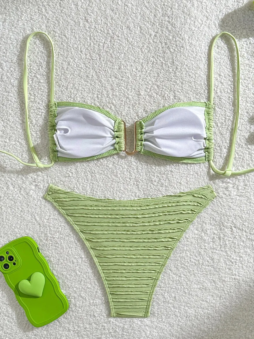 Maillot de bain bikini rayé à col en U et découpe à la taille pour l'été 2026