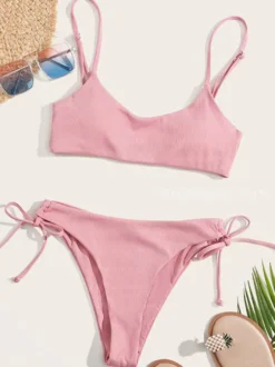 Maillot de bain bikini rose à lacets pour femme idéal pour l'été à la plage.