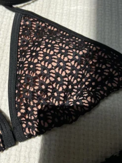 Maillot de bain deux pièces en dentelle à col licou pour femme modèle été 2026