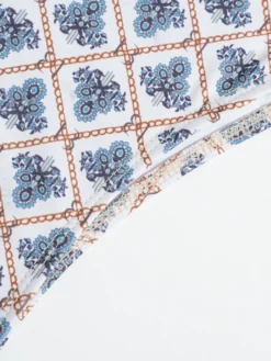 Maillot de bain deux pièces imprimé à carreaux et fleurs pour l'été 2026