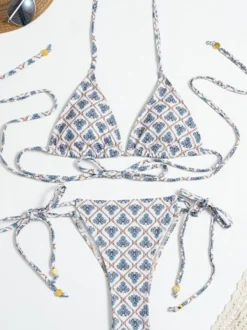 Maillot de bain deux pièces imprimé à carreaux et fleurs pour l'été 2026
