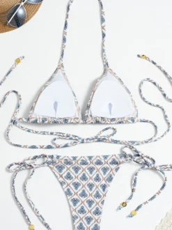 Maillot de bain deux pièces imprimé à carreaux et fleurs pour l'été 2026