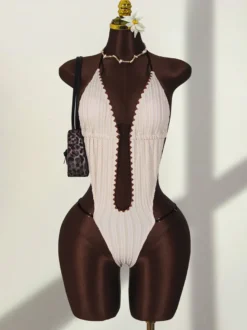 Maillot de bain une pièce bohème pour femme - Monokini crème texturé à col halter et décolleté en V profond bordure en ric-rac marron - Été 2026