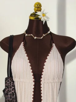 Maillot de bain une pièce bohème pour femme - Monokini crème texturé à col halter et décolleté en V profond bordure en ric-rac marron - Été 2026