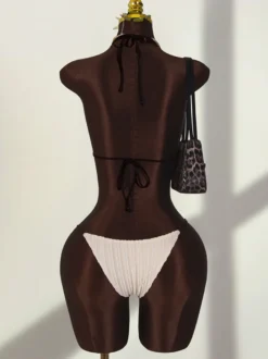 Maillot de bain une pièce bohème pour femme - Monokini crème texturé à col halter et décolleté en V profond bordure en ric-rac marron - Été 2026