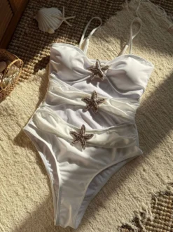 Maillot de bain une pièce découpé avec décoration étoile de mer pour l'été 2026